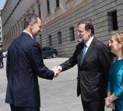 A su llegada, Su Majestad el Rey recibe el saludo del presidente del Gobierno, Mariano Rajoy
