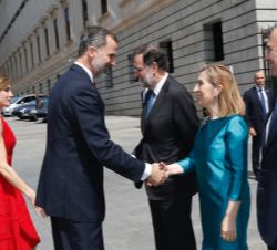 Su Majestad el Rey recibe el saludo de la presidenta del Congreso de los Diputados, Ana María Pastor