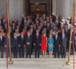 Fotografía de grupo con los diputados y senadores de la Cortes Constituyentes