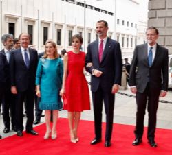 Sus Majestades los Reyes acompañados por los presidentes de los Poderes del Estado en la inauguración de la exposición conmemorativa sobre las eleccio