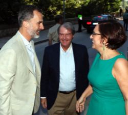 SU Majestad el Rey recibe el saludo del presidente de la Fundación Princesa de Girona, Francisco Belil y la directora de la Fundación Princesa de Giro