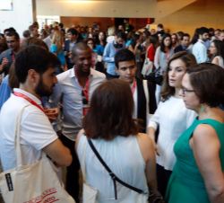 Su Majestad la Reina conversa con jóvenes que participaron en el acto
