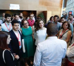Doña Letizia conversa con jóvenes participantes de la jornada ”Rescatadores de talento”