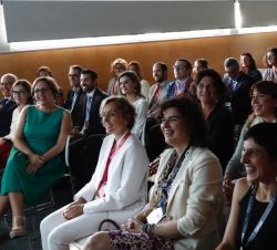 Su Majestad la Reina en la sala de cámara para asistir al taller: “Como encontrar trabajo en la era digital y vivir feliz”, a cargo de Ric