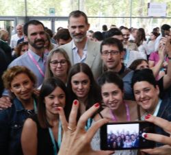 Su Majestad el Rey en una foto con participantes de la jornada