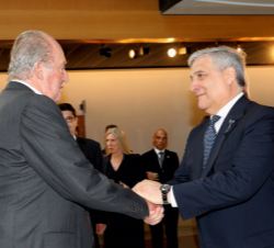 Don Juan Carlos recibe el saludo del Presidente del Parlamento Europeo, Antonio Tajani
