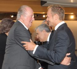 Su Majestad el Rey Don Juan Carlos es saludado por el Presidente del Consejo Europeo, Donald Tusk