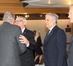 Don Juan Carlos conversa con el Presidente de la Comisión Europea, Jean Claude Juncker