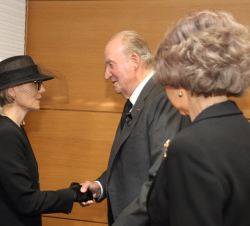 Don Juan Carlos y Doña Sofía saludan a la viuda de Helmut Kohl, Maike Richter