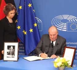 Don Juan Carlos firma en el libro de condolencias