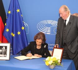 Doña Sofía firma en el libro de condolencias