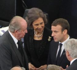 Don Juan Carlos y Doña Sofía conversan con el Presidente de la República Francesa, Emmanuel Macron