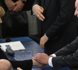 Don Juan Carlos y la Canciller Federal de la República Federal de Alemania, Ángela Merkel, se saludan en el Hemiciclo