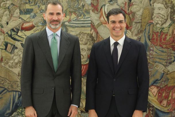 Su Majestad el Rey junto al secretario general del Partido Socialista Obrero Español (PSOE), Pedro Sánchez Pérez-Castejón