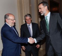 Su Majestad el Rey recibe el saludo del secretario de Estado de Cooperación Internacional y para Iberoamérica, Fernando García Casas