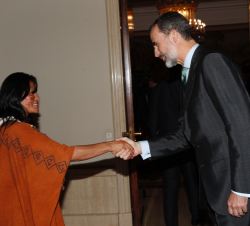 Su Majestad el Rey recibe el saludo de Ruth Buendia, galardonada con el Premio Bartolomé de las Casas, en su edición de 2014