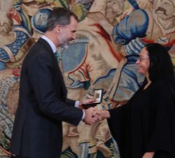 Su Majestad el Rey hace entrega a Ruth Consuelo Chaparro del  galardón que le acredita como ganadora del Premio Bartolomé de las Casas, en su edición 