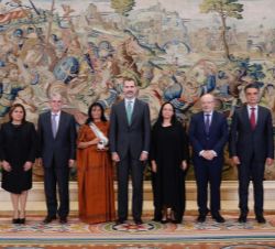 Su Majestad el Rey junto con las galardonadas con el Premio Bartolomé de las Casas 2014 y 2015 y autoridades invitadas al acto