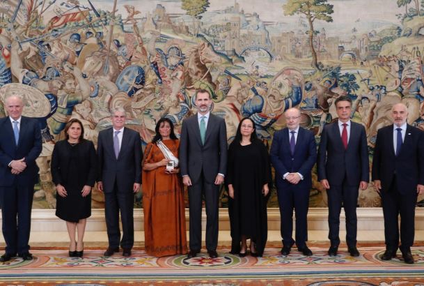 Su Majestad el Rey junto con las galardonadas con el Premio Bartolomé de las Casas 2014 y 2015 y autoridades invitadas al acto