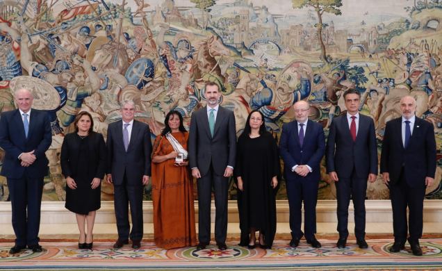 Su Majestad el Rey junto con las galardonadas con el Premio Bartolomé de las Casas 2014 y 2015 y autoridades invitadas al acto