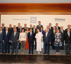 Fotografía de grupo de Su Majestad la Reina con los miembros del patronato de la FAD
