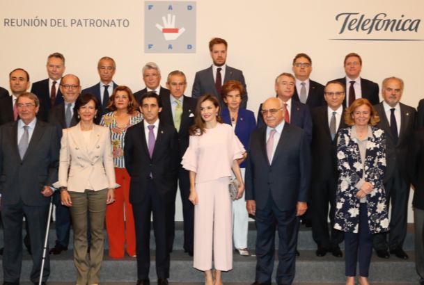 Su Majestad la Reina con los miembros del patronato de la FAD