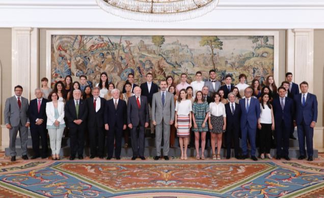 Don Felipe y Doña Letizia junto a los asistentes a la audiencia