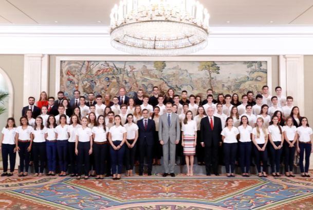 Don Felipe y Doña Letizia junto a los alumnos paricipantes en la XII edición del Programa 
