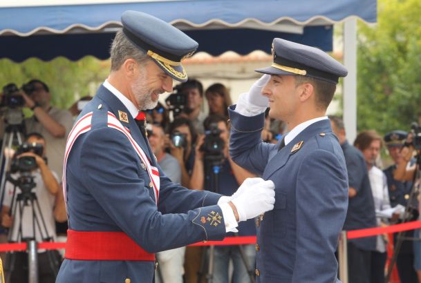 Su Majestad el Rey condecora al número Uno de la LXVIII Promoción del Cuerpo General, Escala de Oficiales, teniente David Bonilla Rodríguez