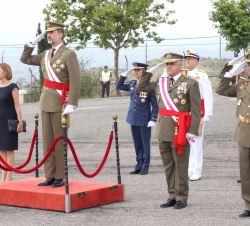 Su Majestad el Rey recibe Honores de Ordenanza a su llegada a la Academia General Básica de Suboficiales