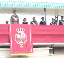 Su Majestad el Rey en la Tribuna Real, al comienzo del acto