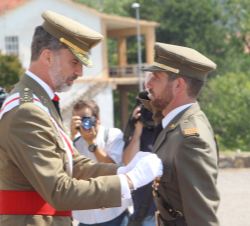 Su Majestad el Rey condecora al número Uno de la XLII Promoción del Cuerpo General del Ejército e Tierra del Arma de Caballería, sargento Ignacio Lore