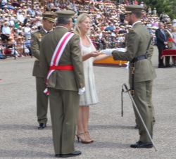 El sargento del Arma de Caballería Ignacio Lorenzo Hernández, número Uno de la XLII Promoción de la AGBS, recibe la "Espada de Jaime I el Conquis