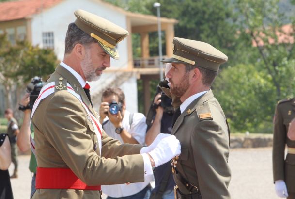 Su Majestad el Rey condecora al número Uno de la XLII Promoción del Cuerpo General del Ejército e Tierra del Arma de Caballería, sargento Ignacio Lorenzo Hernández