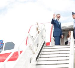 Sus Majestades los Reyes en el avión de la Fuerza Aerea española que les trasladará de regreso a España