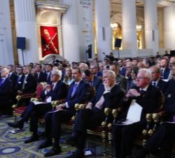 Su Majestad el Rey y Su Alteza Real el Duque de York ocupan su lugar sentados en la primera fila del salón Egipcio