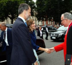 Sus Majestades los Reyes son saludados por el Deán de la Abadía de Westminster, Reverendo John R. Hall
