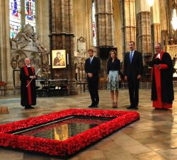 Sus Majestades los Reyes durante la ofrenda ante la tumba del soldado desconocido