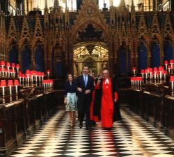 Sus Majestades los Reyes durante su visita por la Abadía de Westminster