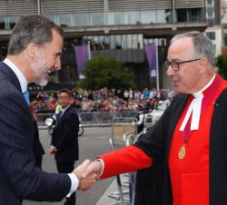 Don Felipe es saludado por el Deán de la Abadía de Westmister