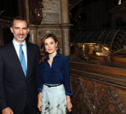 Sus Majestades los Reyes durante su visita a la tumba de Leonor de Castilla