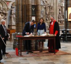 Su Majestad el Rey firma en el libro de honor de la catedral