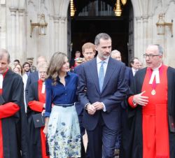 Sus Majestades los Reyes a su salida de la Abadía de Westminster