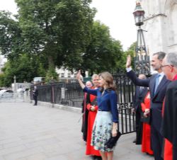 Don Felipe y Doña Letizia saludan al público a la salida de la Abadía de Westminster