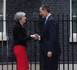 Su Majestad el Rey recibe el saludo de la Primera Ministra del Gobierno del Reino Unido, Theresa May, a su llegada a Downing Street
