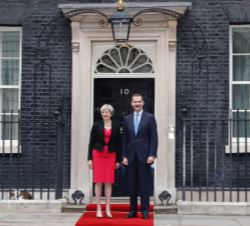 Su Majestad el Rey junto a la Primera Ministra, Theresa May en la fachada principal del número 10 de Downing Street