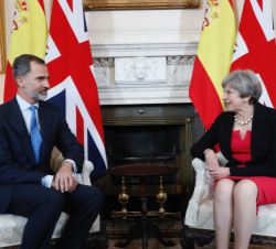 Su Majestad el Rey conversa con la Primera Ministra, Theresa May momentos antes de un almuerzo de trabajo
