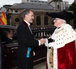 Su Majestad el Rey es recibido por el alcalde de la City de Londres, Andrew Parmley a su llegada a Guildhall