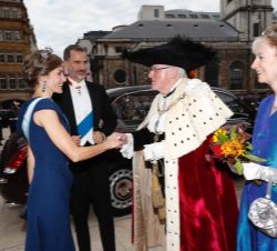 Su Majestad la Reina es recibida por el alcalde de la City de Londres, Andrew Parmley a su llegada a Guildhall