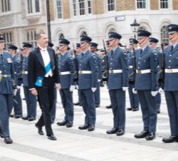 Su Majestad el Rey para revista a la Guardia de Honor a su llegada a Guildhall